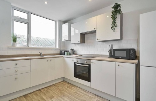 Cribbs Causeway Apartment | The Emerald | Sleeps 8 | Contractors | FreeParking