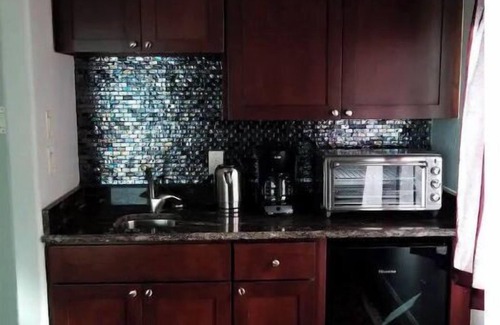 Greenway Plaza-Upper Kirby Apartment | The Emperor’s Suite – Central Houston Luxury