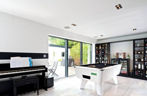 Wootton House | The Executive Villa (family -sized , luxurious 5-bedroom mansion)