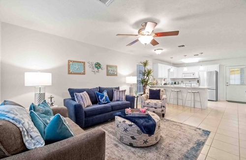Upper Grand Lagoon House | The Fab Flamingo 🦩 2 King Beds 2 Miles to Beach 🏝