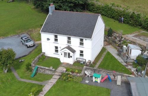 Cwm-twrch Isaf House | The Farmhouse
