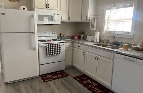 Newport House | The Farmhouse. Quiet, modern. Family Friendly. Short drive to the beach!