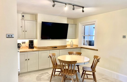 Hailsham House | The Farmhouse - Sleeps 12 with Private Grounds