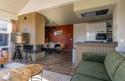 Oude-Tonge House | The fishermans lodge! This sturdy, warm island House has a fireplace (gas), small bar to eat and a d