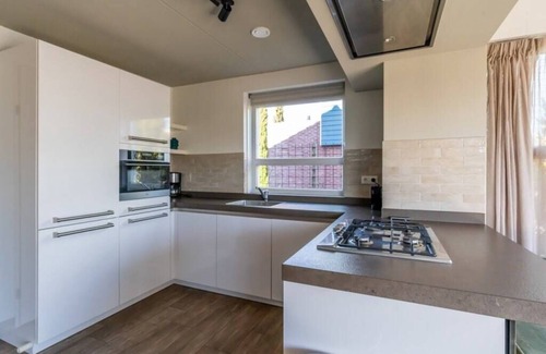 Oude-Tonge House | The fishermans lodge! This sturdy, warm island House has a fireplace (gas), small bar to eat and a d