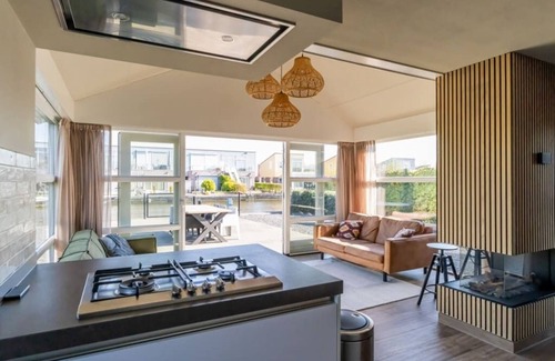 Oude-Tonge House | The fishermans lodge! This sturdy, warm island House has a fireplace (gas), small bar to eat and a d