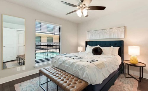 Highland Park West Apartment | The Flamingo 103 l No Service Fees Pool 65 TV