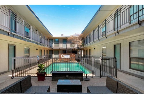 Highland Park West Apartment | The Flamingo 103 l No Service Fees Pool 65 TV