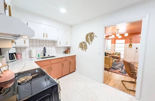 Columbia Apartment | The Flamingo Suite | 1 King | Newly Renovated!