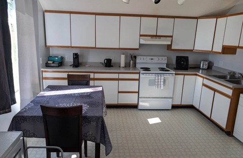 Alert Bay Apartment | The Founder's Vista Suite, Spacious, Panoramic Ocean Views