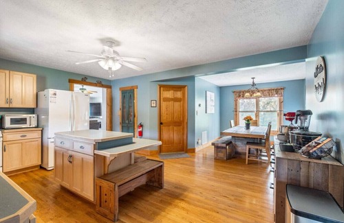 Front Royal Apartment | The Foundry Cabin | Historic 6BR Retreat w/Hot Tub, Propane Fire Pit & Games