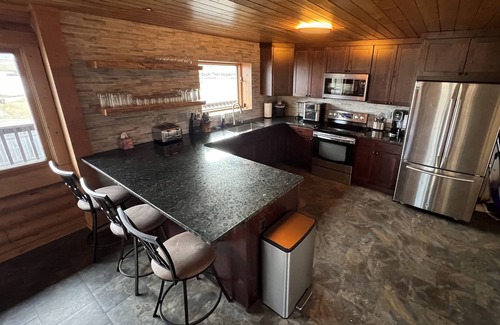 Ennis House | The Fox Den on Ennis Lake