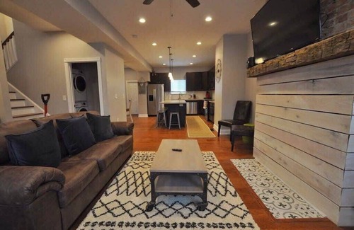 West Columbus House | The Franklinton Farmhouse- 4 Bedrooms