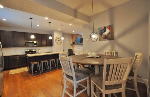 West Columbus House | The Franklinton Farmhouse- 4 Bedrooms