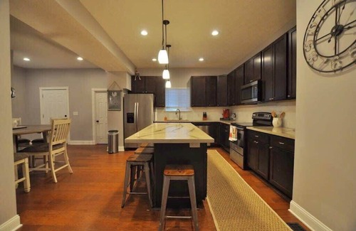 West Columbus House | The Franklinton Farmhouse- 4 Bedrooms