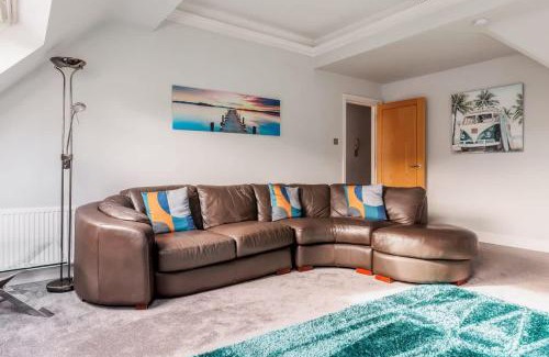 Canford Cliffs Apartment | The Gables Penthouse - 15-Minute Walk to Branksome Chine Beach