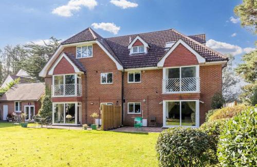 Canford Cliffs Apartment | The Gables Penthouse - 15-Minute Walk to Branksome Chine Beach