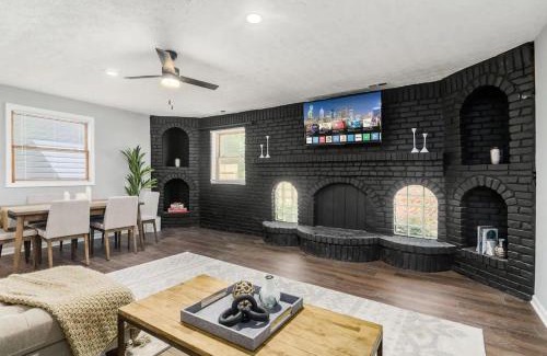 Royal Manor House | The Gahanna Cabana Hot Tub 5BR