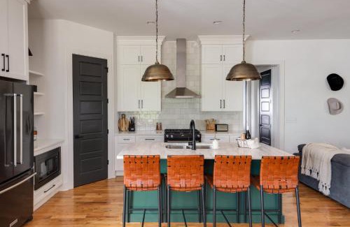 Edgehill House | The Gambler - Pool Table Plus Rooftop with Firepit
