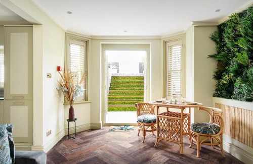 Seafront Apartment | The Garden Flat