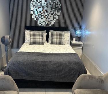 Luton House | The Garden Studio - Private, Modern, Cozy, Ensuite in a Quiet Area
