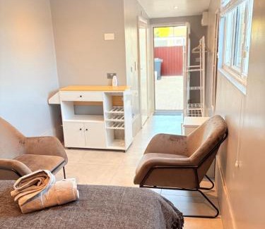 Luton House | The Garden Studio - Private, Modern, Cozy, Ensuite in a Quiet Area