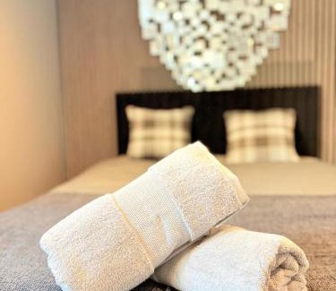 Luton House | The Garden Studio - Private, Modern, Cozy, Ensuite in a Quiet Area