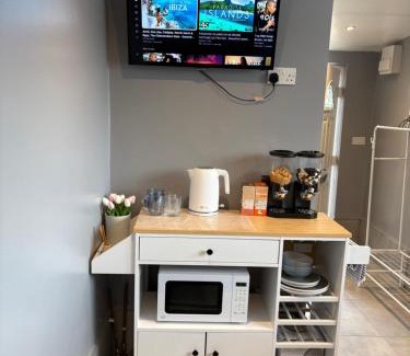 Luton House | The Garden Studio - Private, Modern, Cozy, Ensuite in a Quiet Area