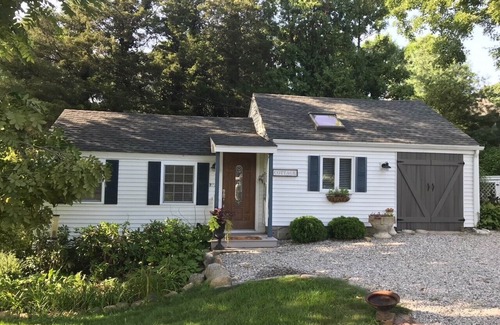Clinton Cottage | The gardners Cottage 1 mile from long Island Sound - pet friendly