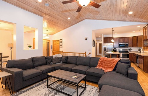 The Galena Territory House | The Gathering Place- Modern, Spacious, 6 Bedrooms