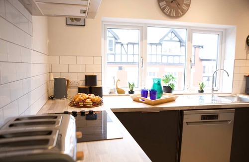 Trafford Apartment | The Gathering Sale - Sleeps Up To 22
