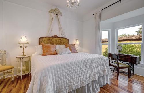 Downtown Historic District House | The Gatsby Mansion Heated Pool Heart of Town