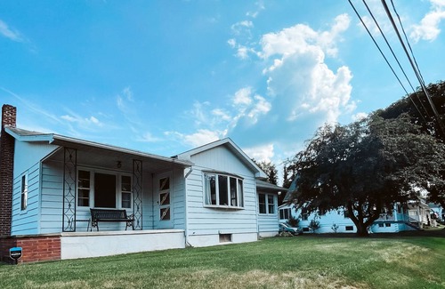 Paxinos House | The George House: A Mid Century Retreat (5 min from Knobles)