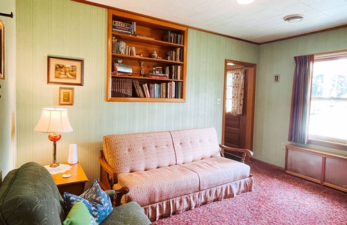 Paxinos House | The George House: A Mid Century Retreat (5 min from Knobles)