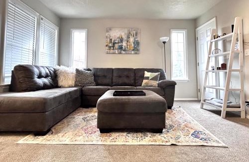 Southeast Boise House | The Getaway SE Boise Condo Across the street from Greenbelt, Bown Crossing and Boise River 3BD 3Bath, 4 beds! Lovely, Homey, Dining table seats 6