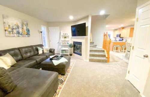 Southeast Boise House | The Getaway SE Boise Condo Across the street from Greenbelt, Bown Crossing and Boise River 3BD 3Bath, 4 beds! Lovely, Homey, Dining table seats 6