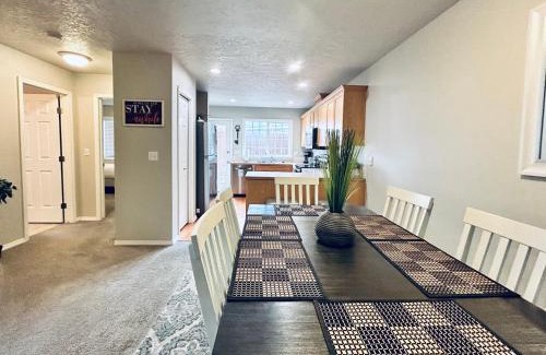 Southeast Boise House | The Getaway SE Boise Condo Across the street from Greenbelt, Bown Crossing and Boise River 3BD 3Bath, 4 beds! Lovely, Homey, Dining table seats 6