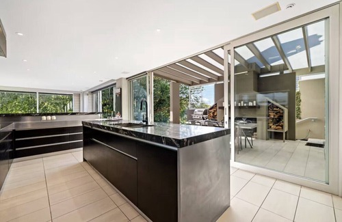 Parnell Villa | ⭐The Gibraltar House by Homello | Hot Tub, 2x Living Rooms & City⭐ Views | 380m²