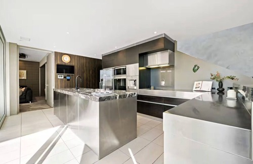 Parnell Villa | ⭐The Gibraltar House by Homello | Hot Tub, 2x Living Rooms & City⭐ Views | 380m²