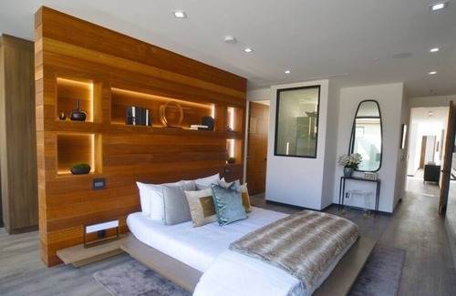 Venice House | The Glass Ladies of Venice, Loren: Lady of Deco