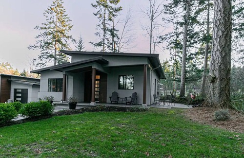 Courtenay House | The Gnome House | Welcome Gnome