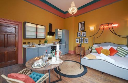 Bristol Old City Apartment | The Gold Penny - 1 Bed Studio Apartment in Central Bristol by Mint Stays