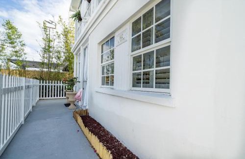 West Palm Beach Apartment | The Golden Alligator 1 - 3 beds 2 baths in West Palm Beach close to everything