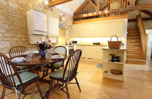 Bourton House | THE GRANARY, pet friendly, with open fire in Bourton-On-The-Water