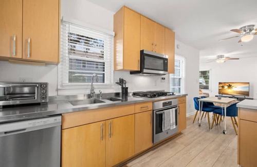 Historic Hyde Park North House | The Grand Hyde Out - Hyde Park Home + In-Law Suite