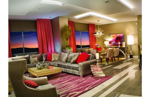 Reno House | The Grand Queen of Reno