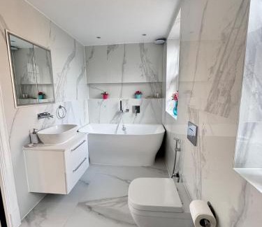 Kilburn House | The Grand Royal Kilburn House - 4BR/3BR w Parking