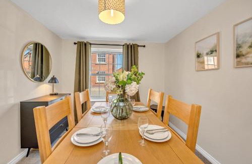 Martlesham Heath House | The Grange Luxe2, 5 Bedroom House,Spacious,contractor,family,Internet,free parking,group,study,relocation,easily accessible in Ipswich,Kesgrave