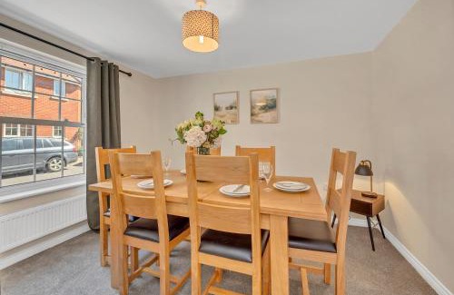 Martlesham Heath House | The Grange Luxe2, 5 Bedroom House,Spacious,contractor,family,Internet,free parking,group,study,relocation,easily accessible in Ipswich,Kesgrave