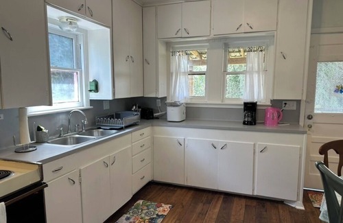 La Grange Cottage | The Green House in La Grange - New Listing!